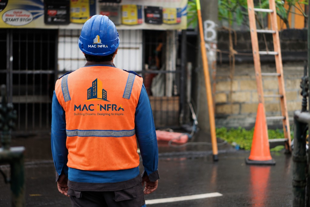 MAC Infra supervisor on a Houston job site